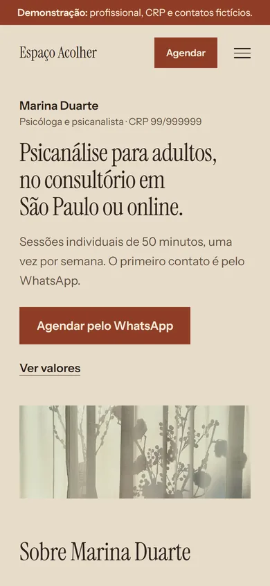A mesma página no celular, com o botão Agendar pelo WhatsApp.
