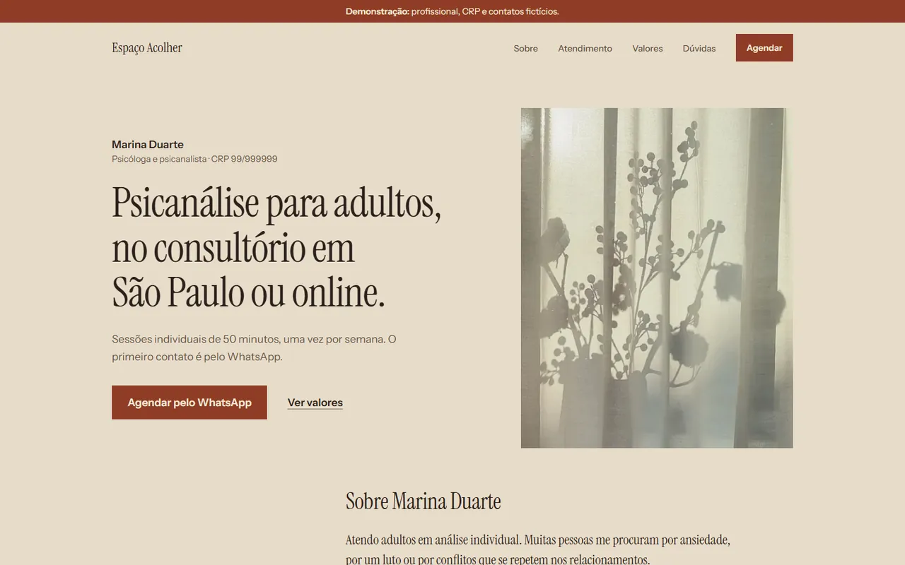 Página do Espaço Acolher no computador: fundo areia, título Psicanálise para adultos, no consultório em São Paulo ou online, e foto de uma cortina com sombra de flores.